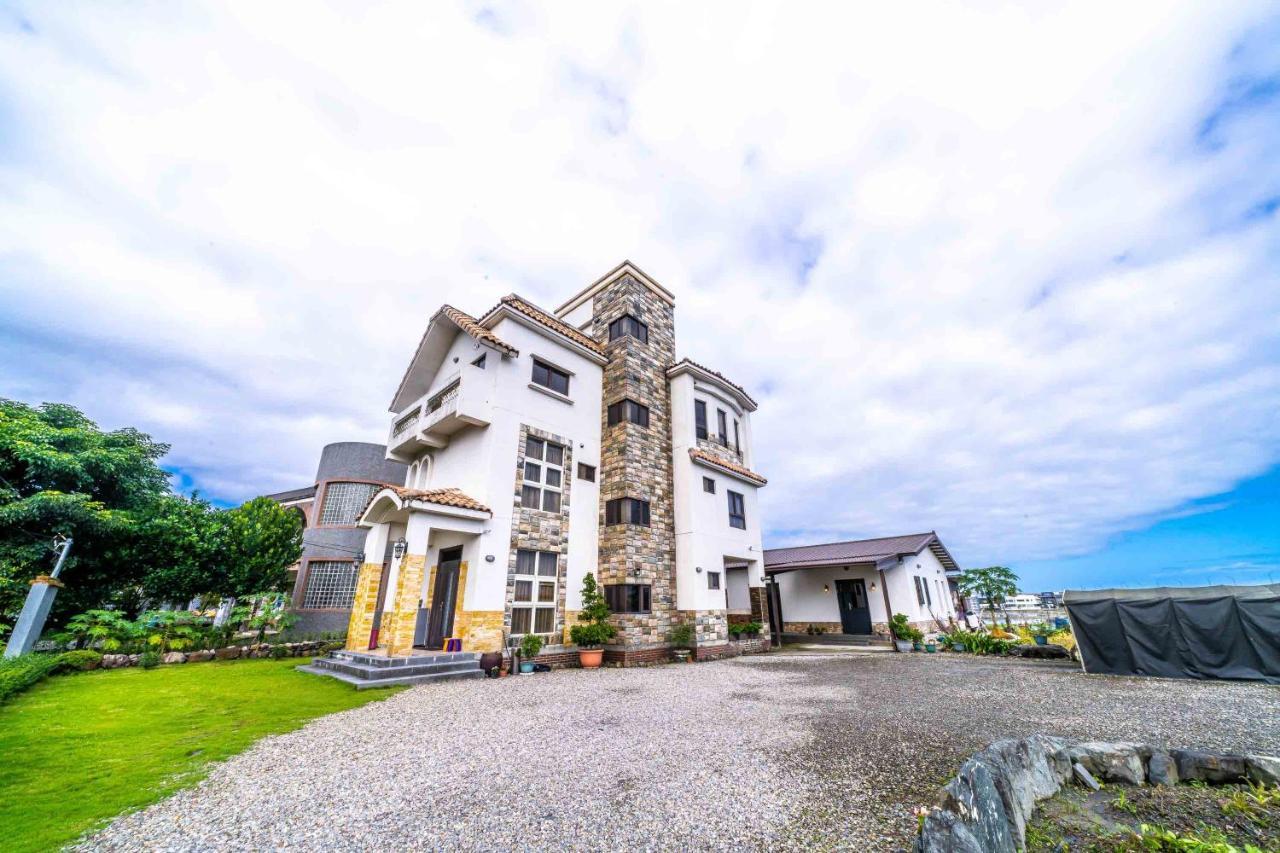 Aurora Castle Guest House Luodong Bagian luar foto